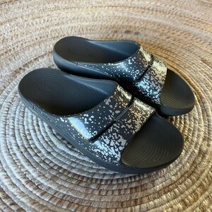 Oofos Oolala Prosecco Pop Slate Size 7 Recovery Slide Sandal